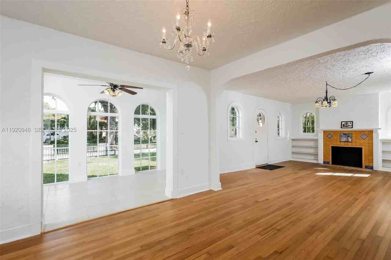 1916 Ferdinand St - Photo 5 of 50