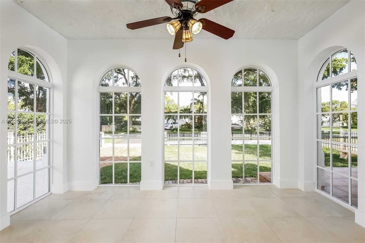 1916 Ferdinand St - Photo 6 of 50