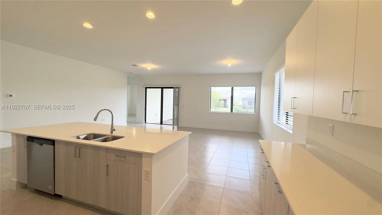 5089 Penella Ave - Photo 2 of 46