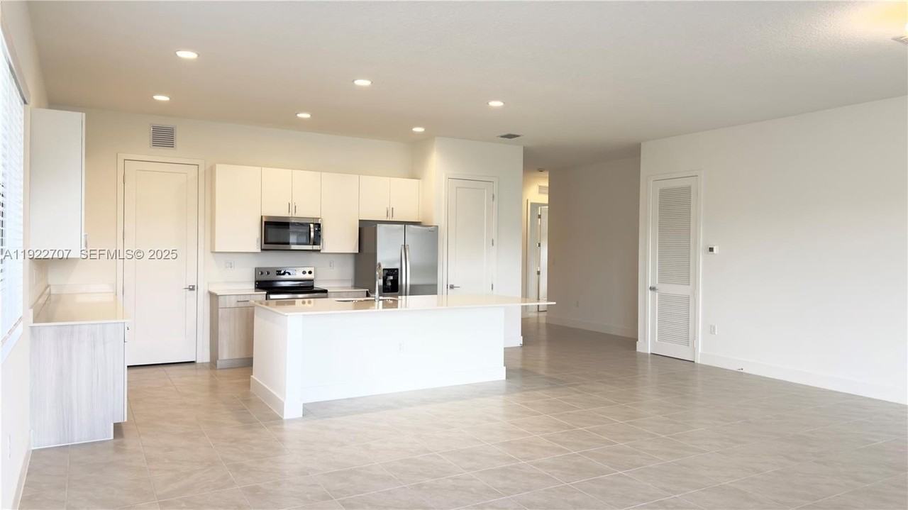 5089 Penella Ave - Photo 4 of 46
