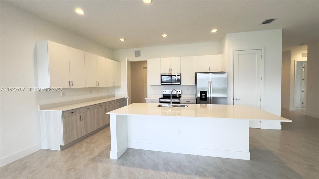 5089 Penella Ave - Photo 5 of 46