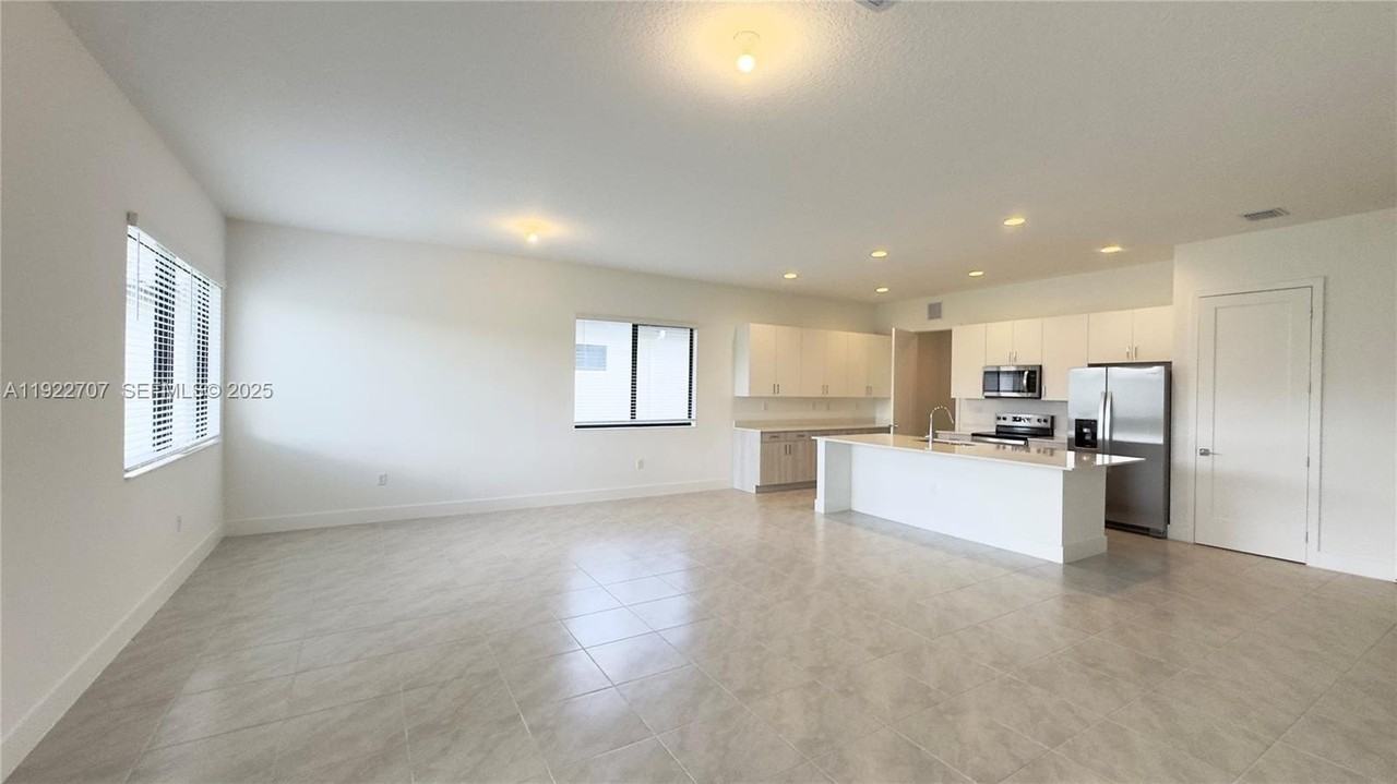 5089 Penella Ave - Photo 6 of 46