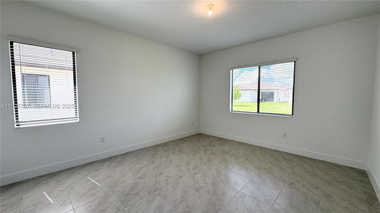 5089 Penella Ave - Photo 7 of 46