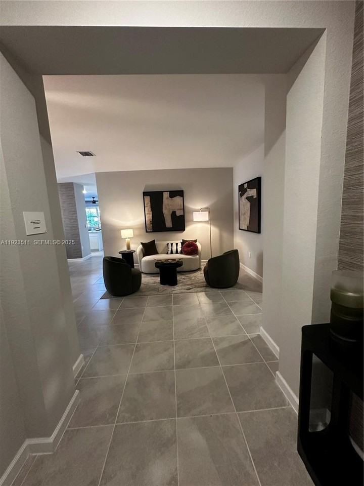 2288 Se 30th St #1 - Photo 3 of 23