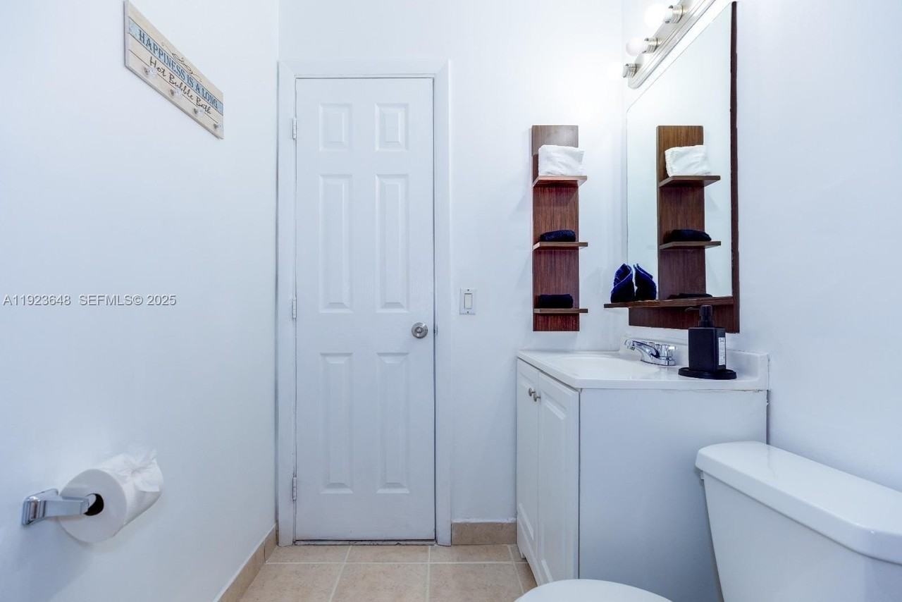 828 Sw 2nd St #2 - Photo 3 of 5