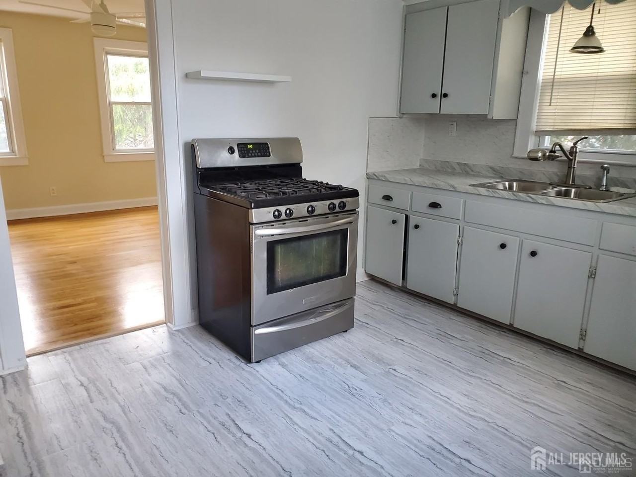 250 Thomas St - Photo 3 of 12