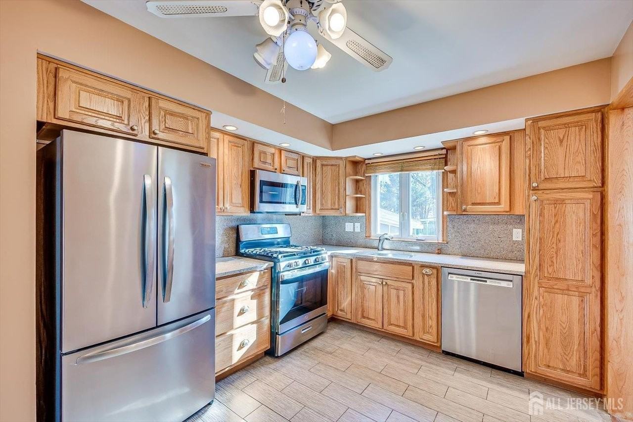 15 Howell Ave - Photo 7 of 27