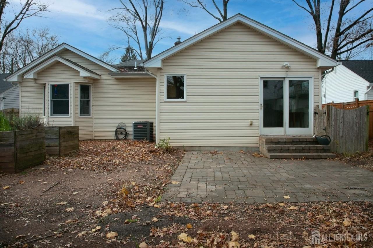 78 Hazelwood Ave - Photo 4 of 26