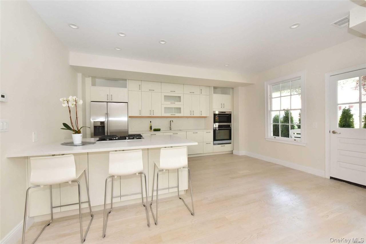 1415 Old Northern Blvd Apt 1s #1S - Photo 4 of 11