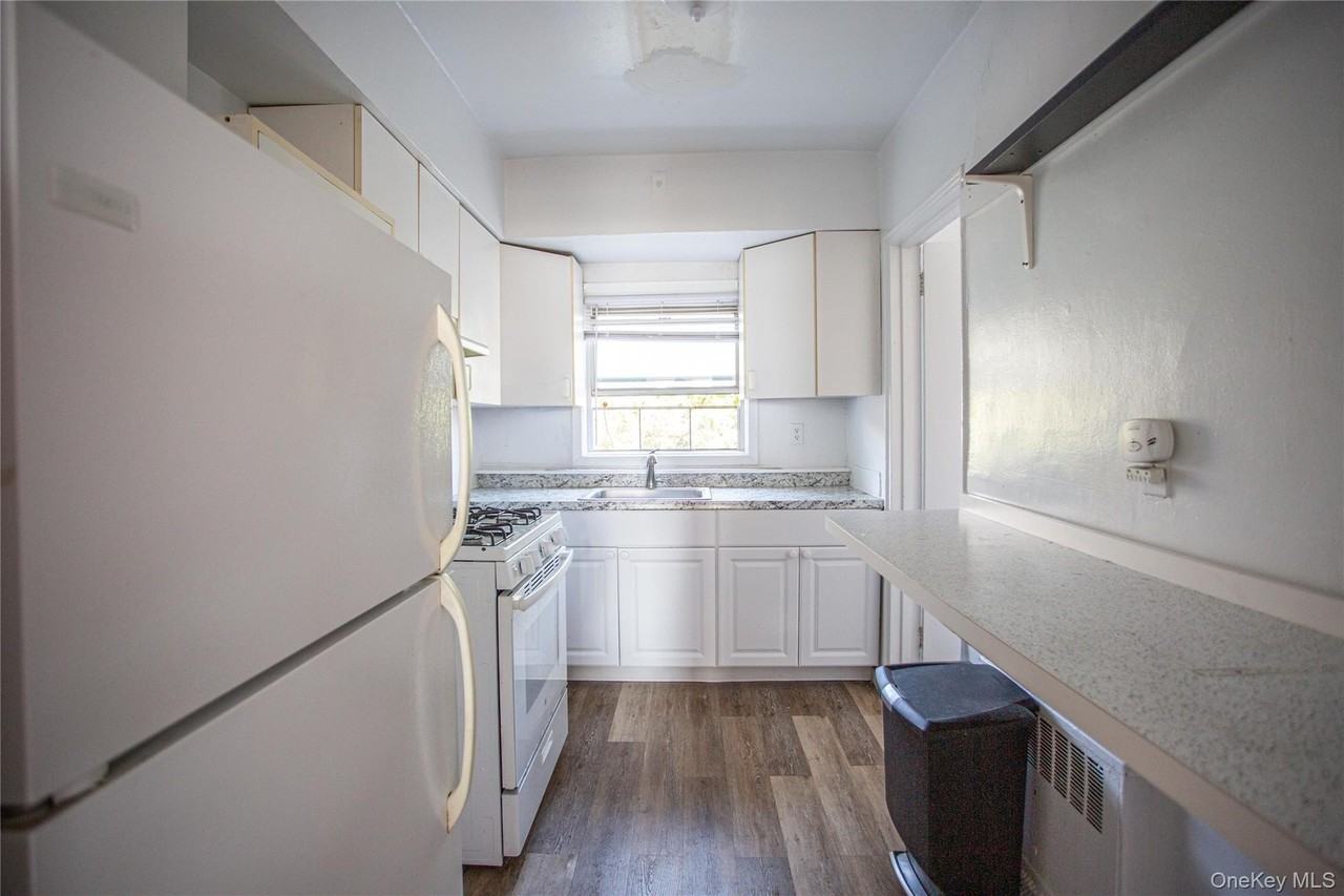 325 Shore Rd Apt 1f #1F - Photo 3 of 13