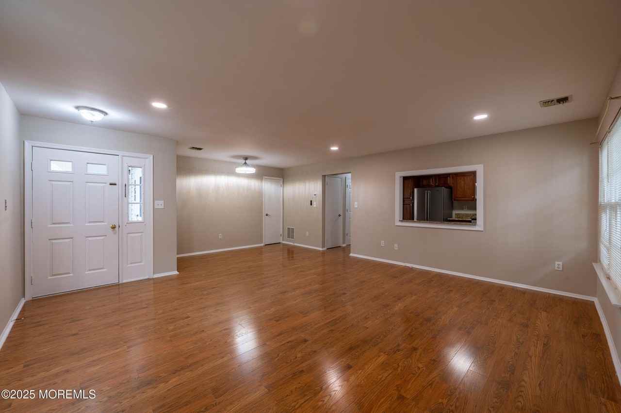 157 Tulip Ln - Photo 2 of 27