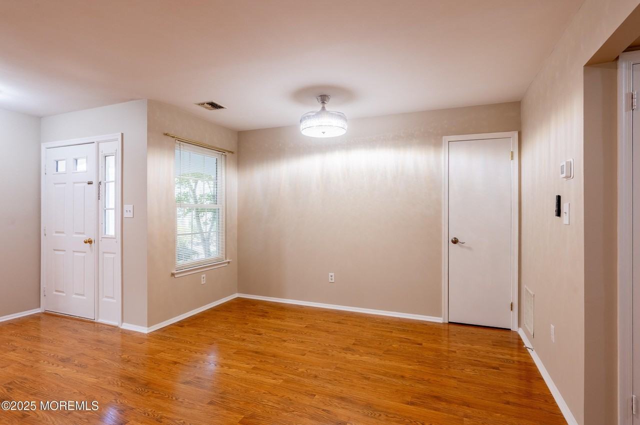 157 Tulip Ln - Photo 3 of 27