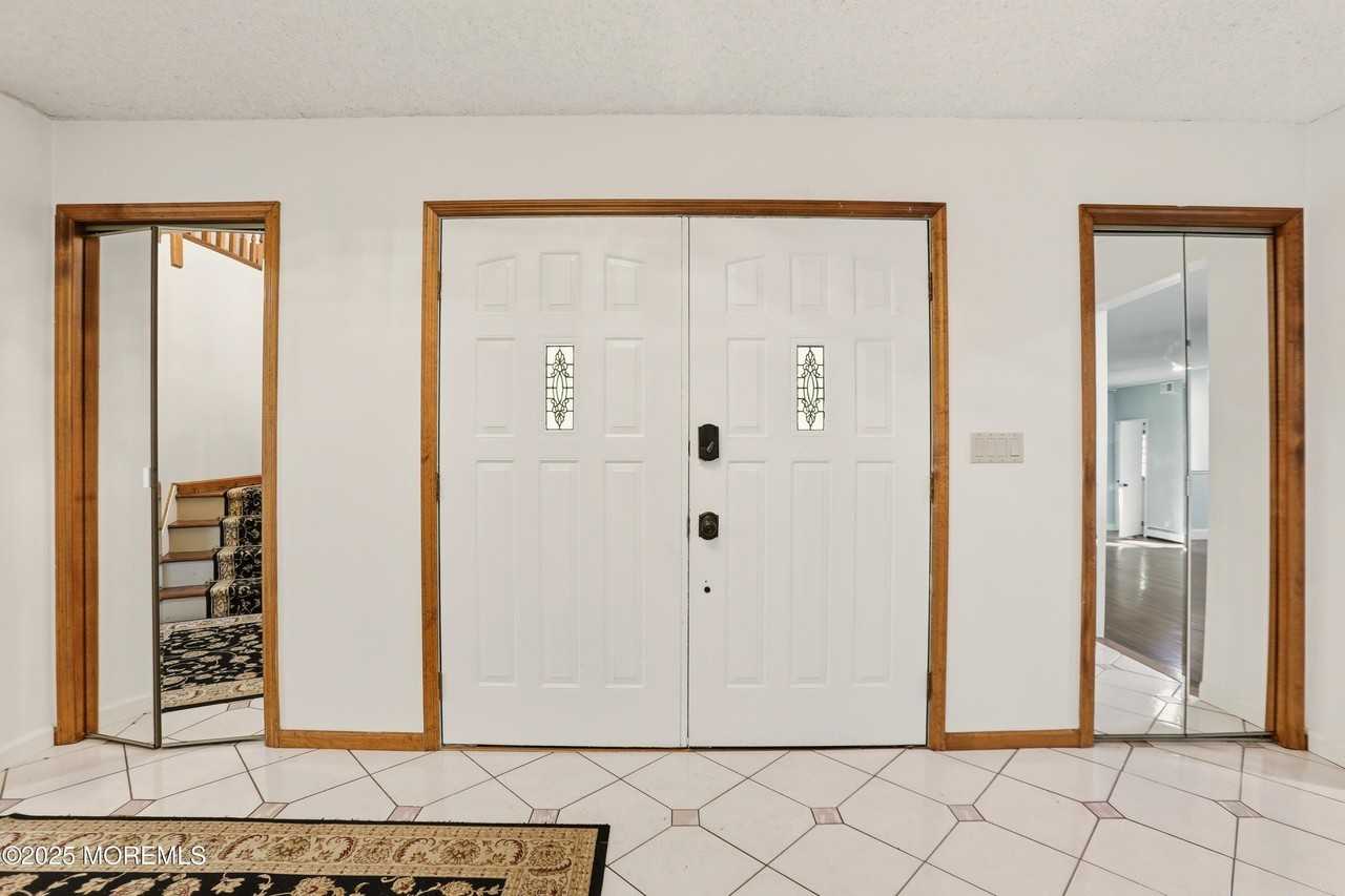 601 Duchess Ct - Photo 5 of 36