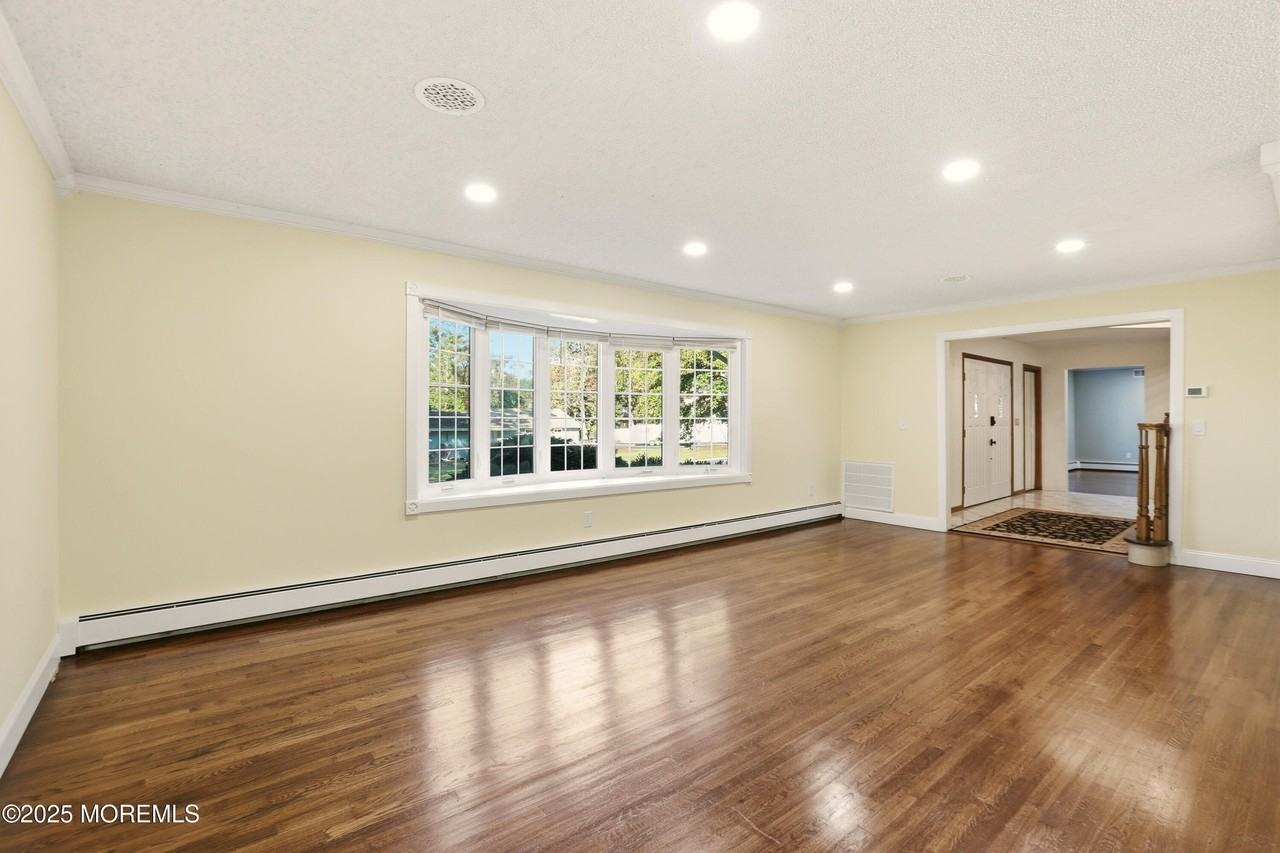 601 Duchess Ct - Photo 7 of 36