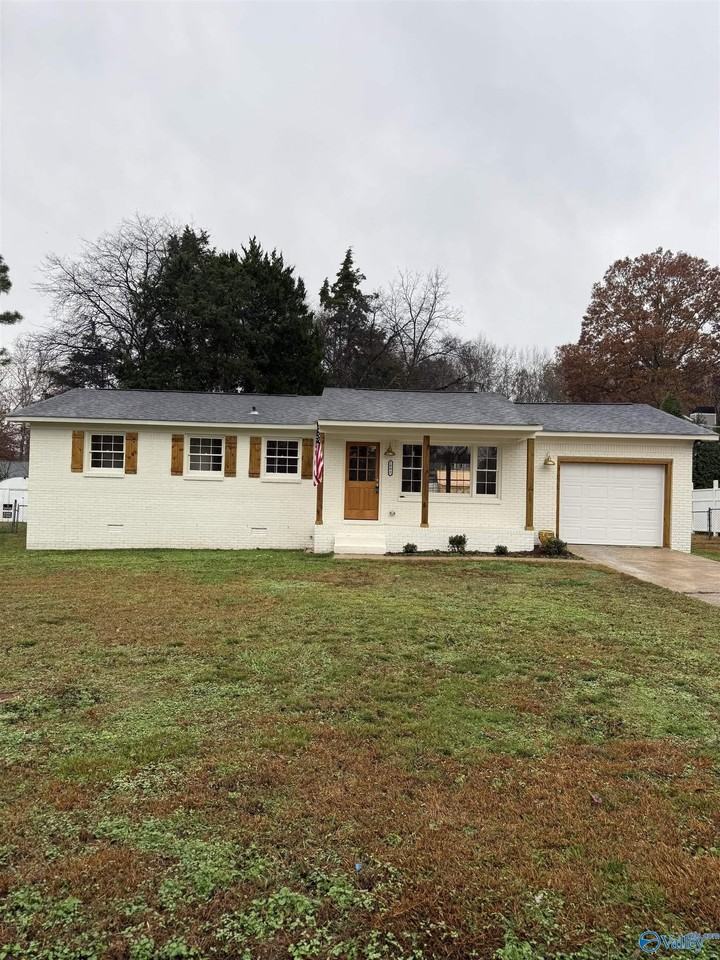 1002 Parcus Rd Se - Photo 2 of 13