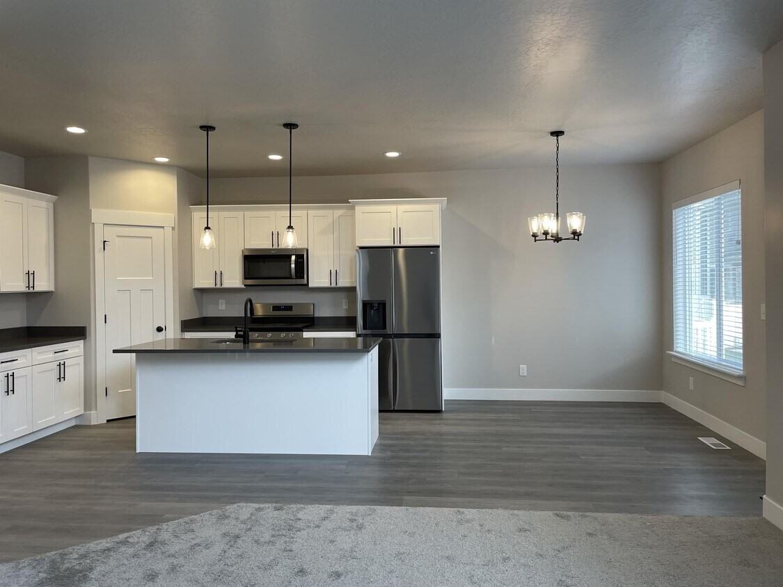 3784 Wn - Photo 2 of 14