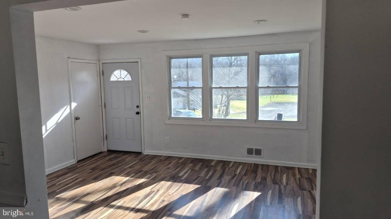 5004 Meadowbrook Dr - Photo 2 of 10