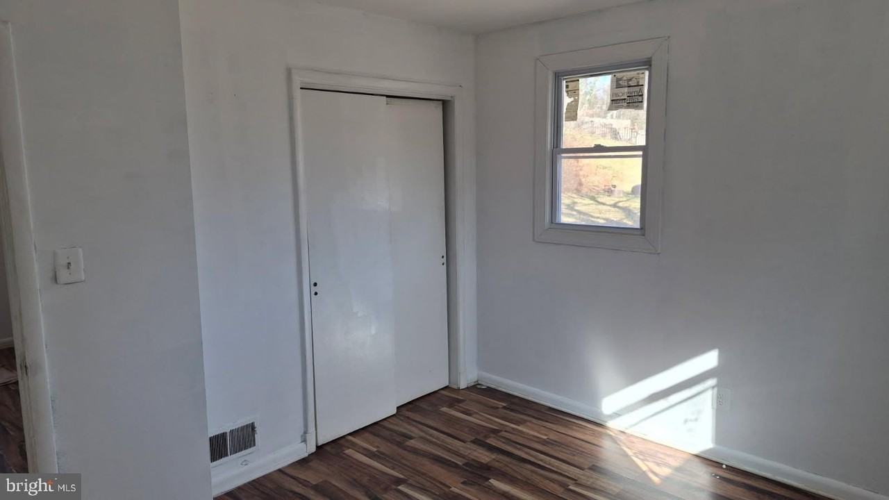 5004 Meadowbrook Dr - Photo 5 of 10