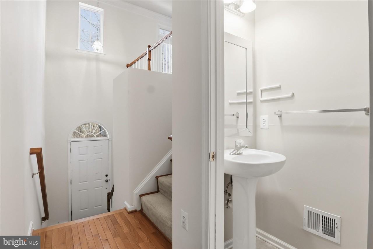 4604 Carisbrooke Ln - Photo 4 of 31