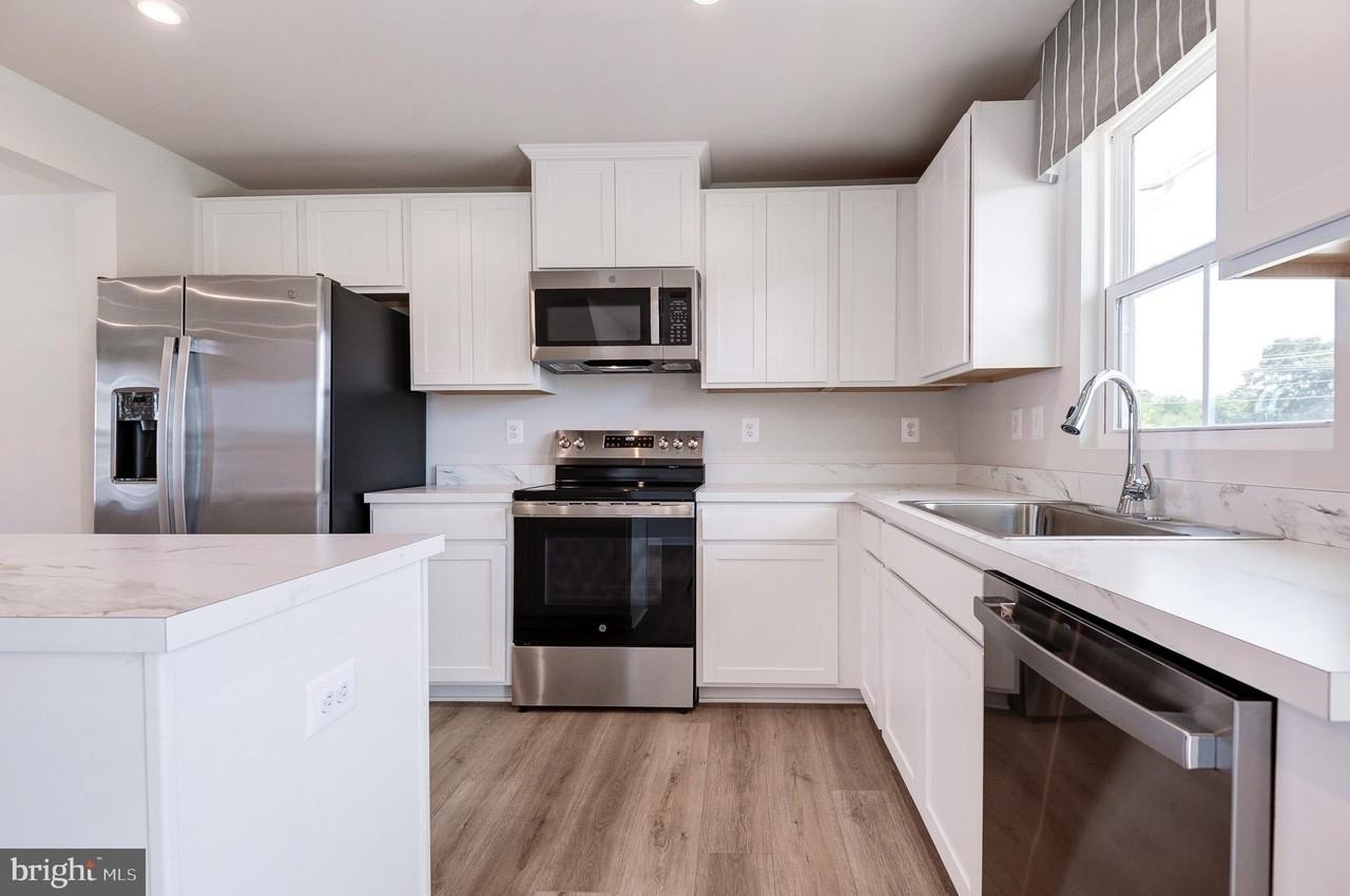 110 Sophie St - Photo 7 of 44