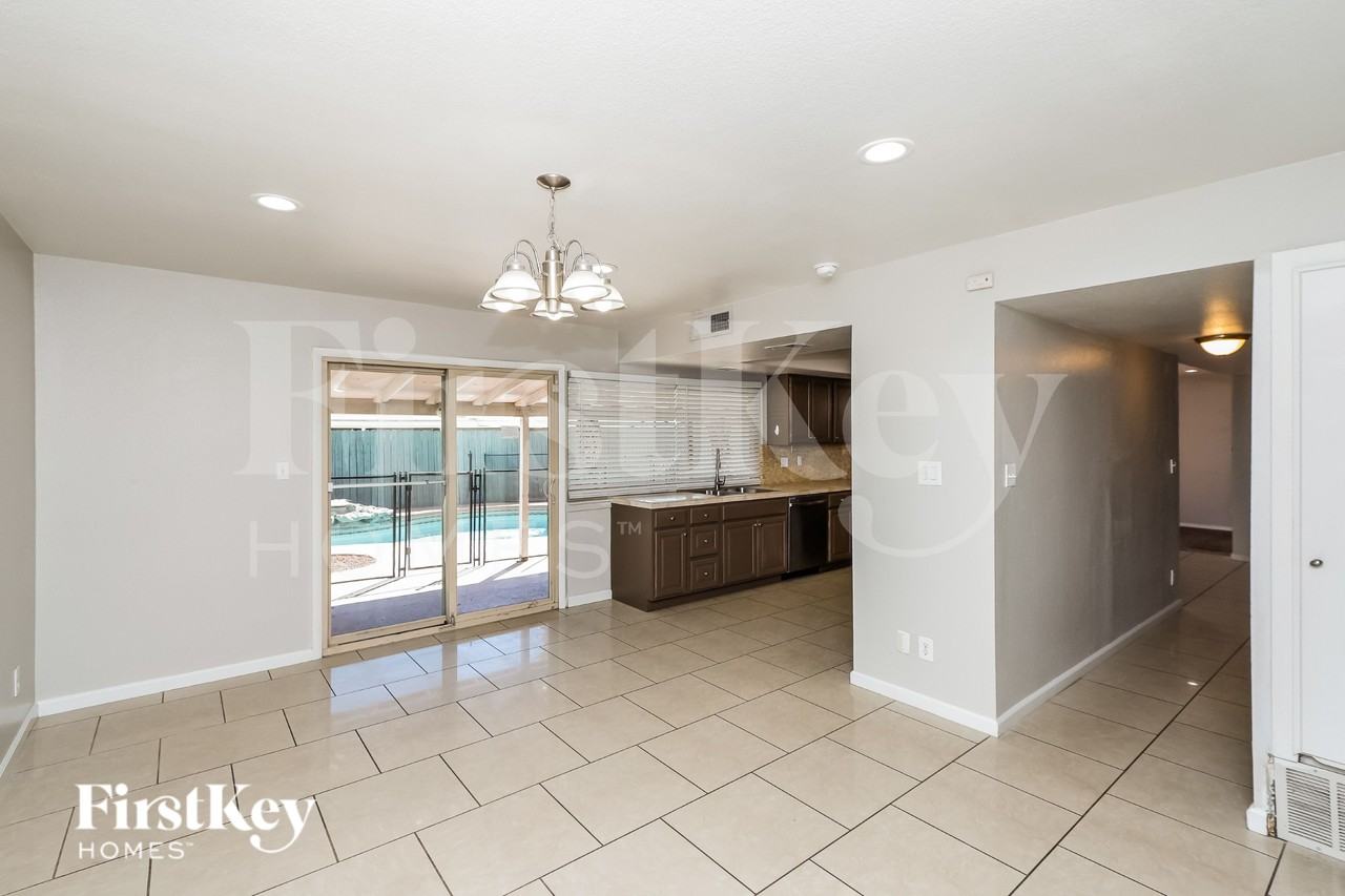 5642 Clydesdale St - Photo 5 of 16