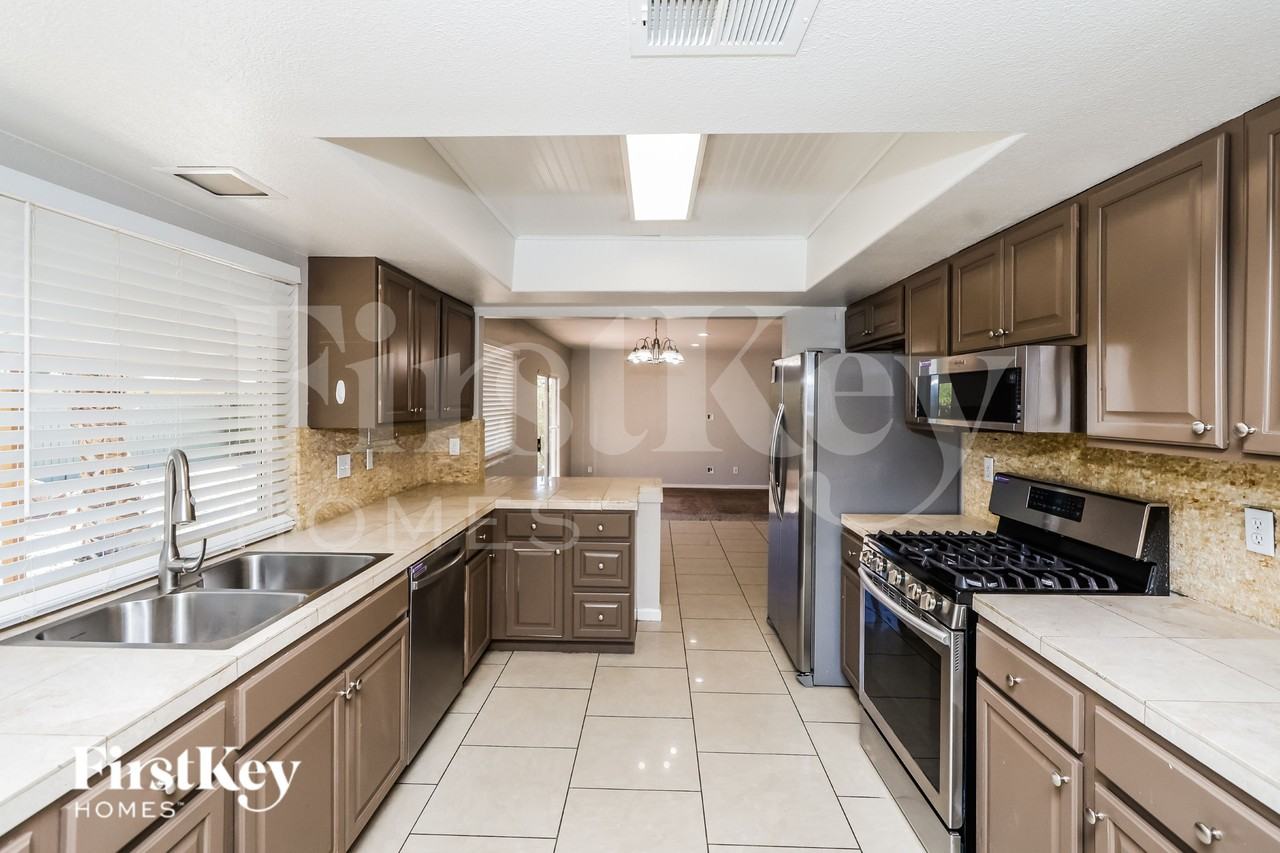 5642 Clydesdale St - Photo 6 of 16