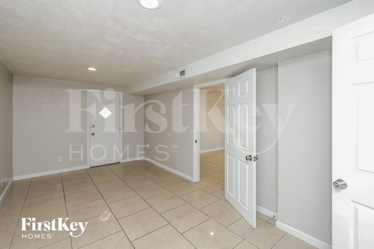 5642 Clydesdale St - Photo 7 of 16