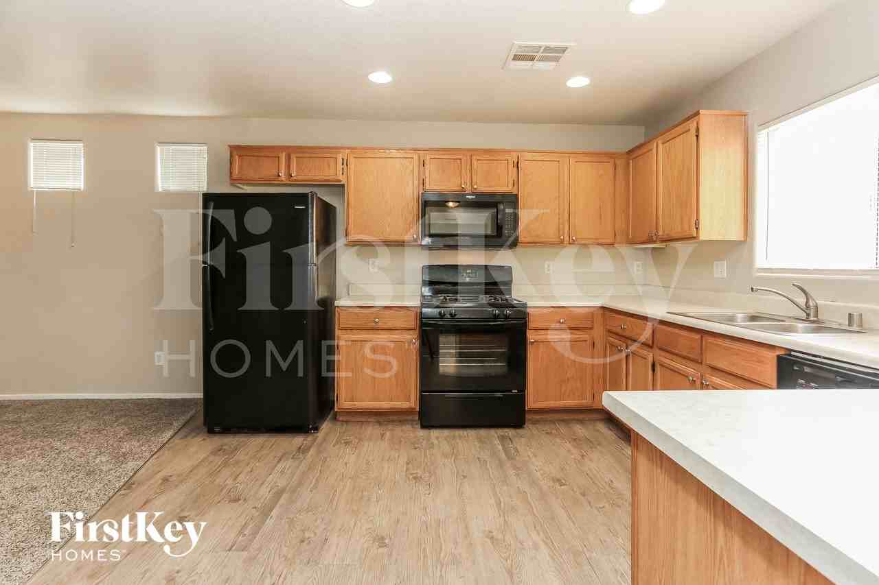 5260 Paradise Valley Ave - Photo 5 of 15