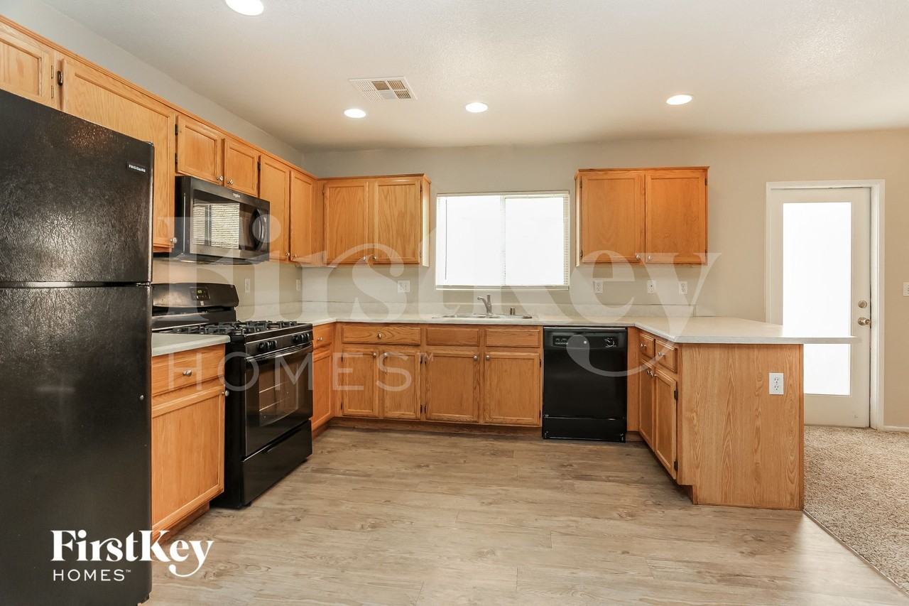 5260 Paradise Valley Ave - Photo 6 of 15