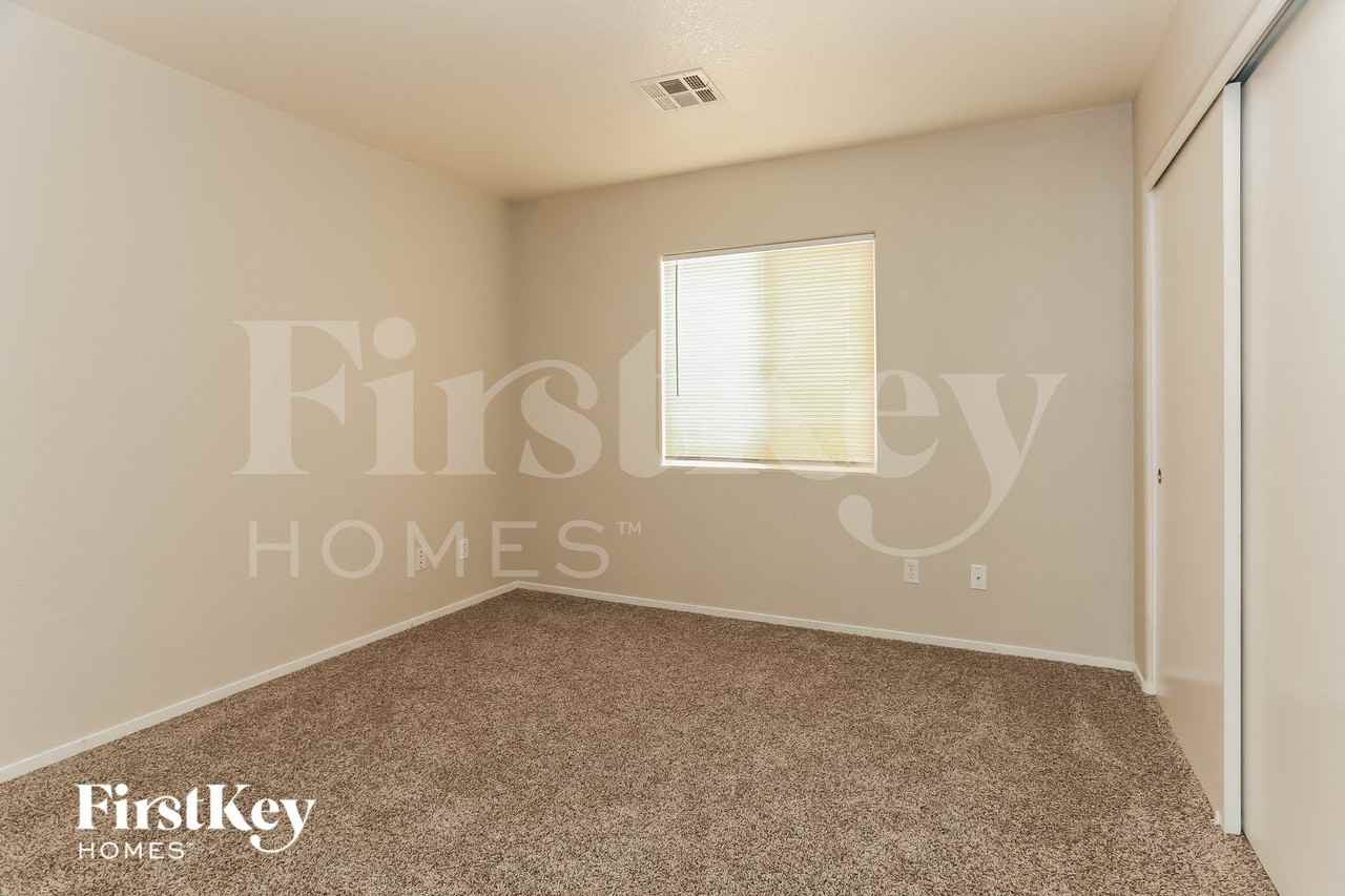 5260 Paradise Valley Ave - Photo 7 of 15