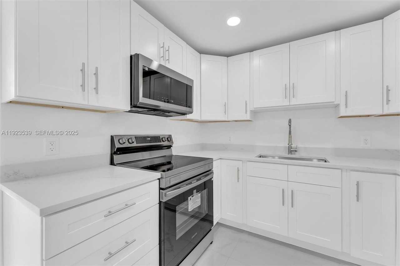 1390 Southwest 50th Avenue - Photo 3 of 29