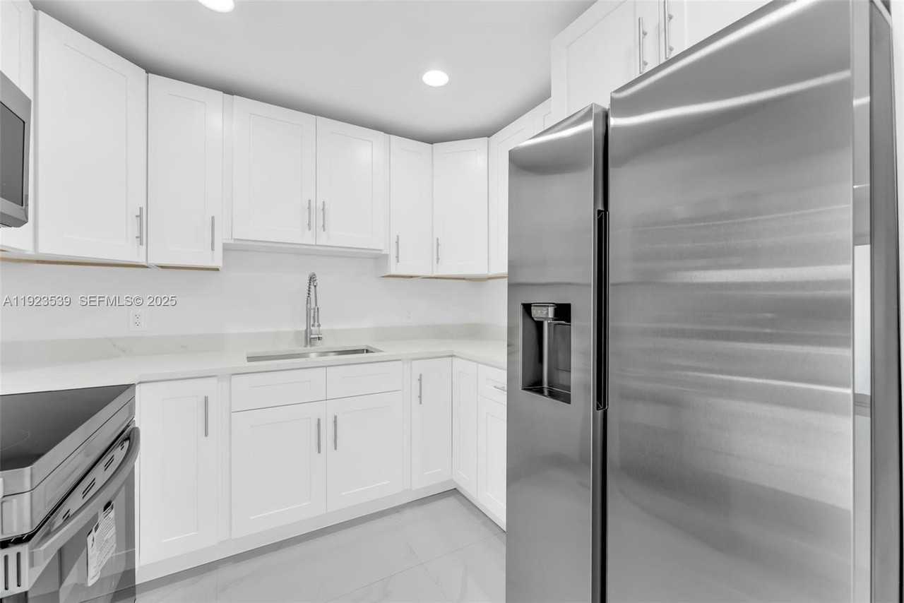 1390 Southwest 50th Avenue - Photo 4 of 29