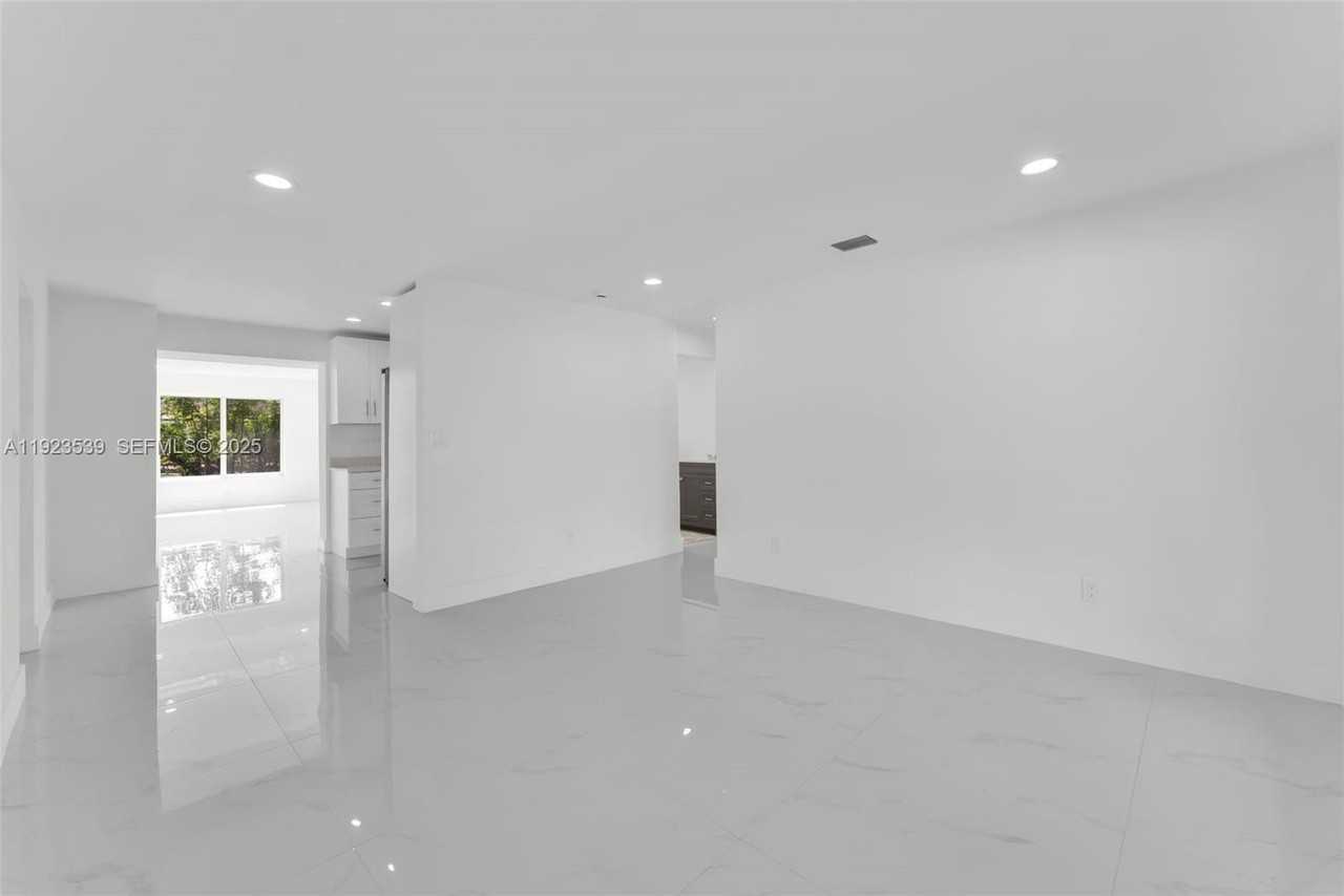 1390 Southwest 50th Avenue - Photo 6 of 29