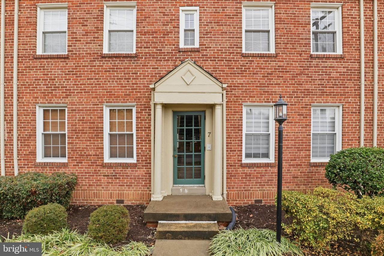 7 Russell Rd ##D - Photo 2 of 27