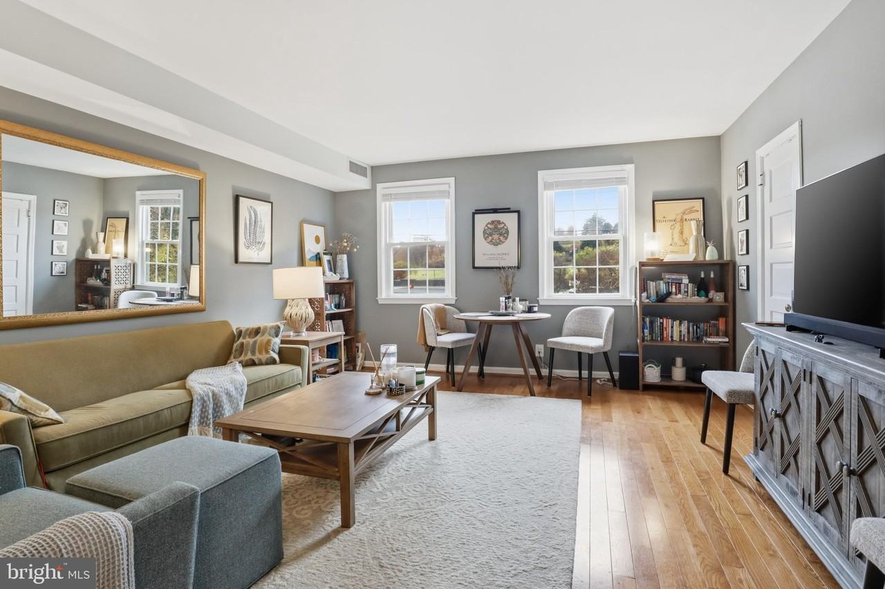 7 Russell Rd ##D - Photo 5 of 27