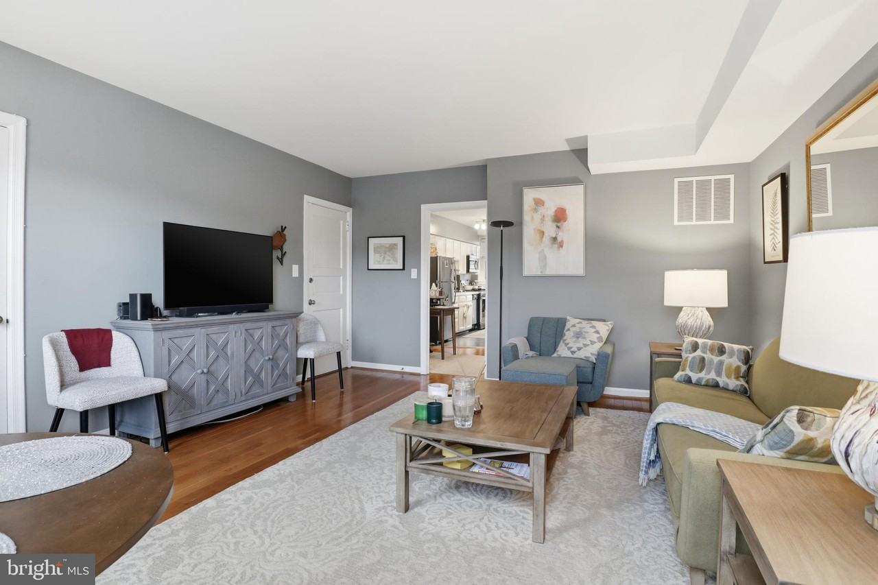 7 Russell Rd ##D - Photo 6 of 27