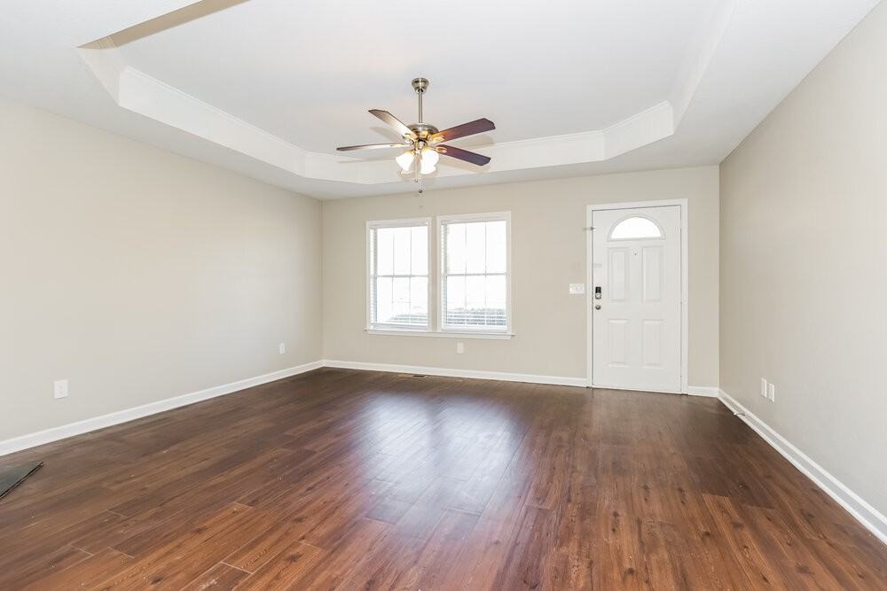 610 E Lake Cv - Photo 4 of 16