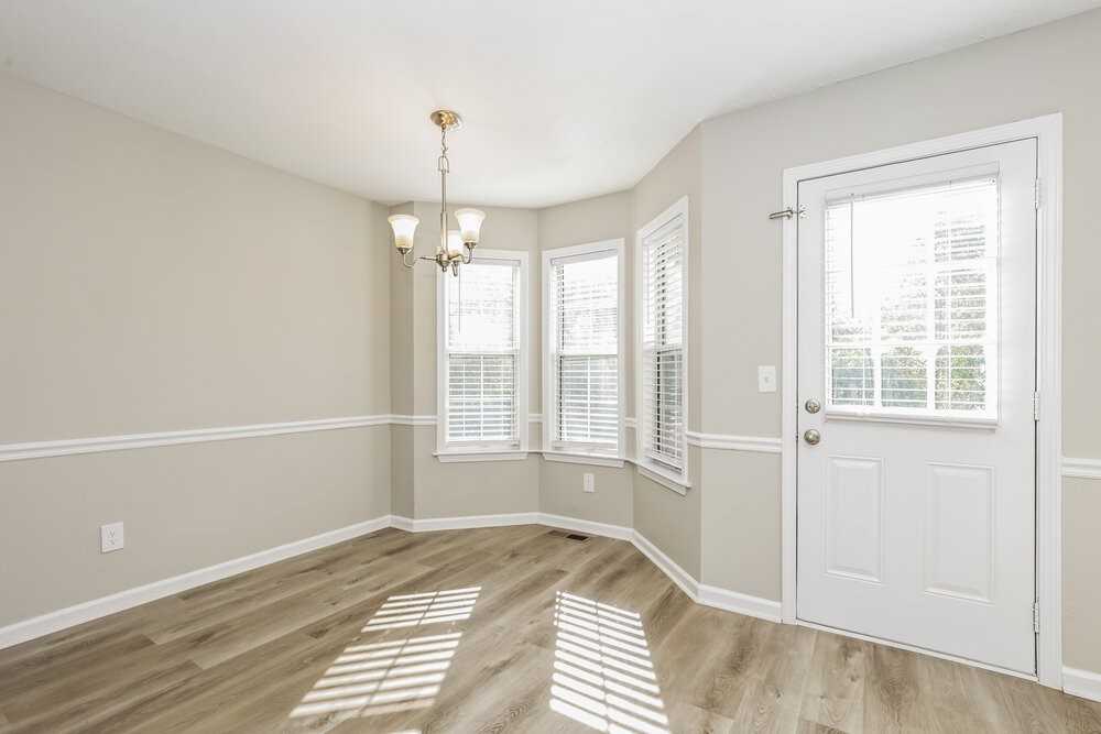 610 E Lake Cv - Photo 5 of 16