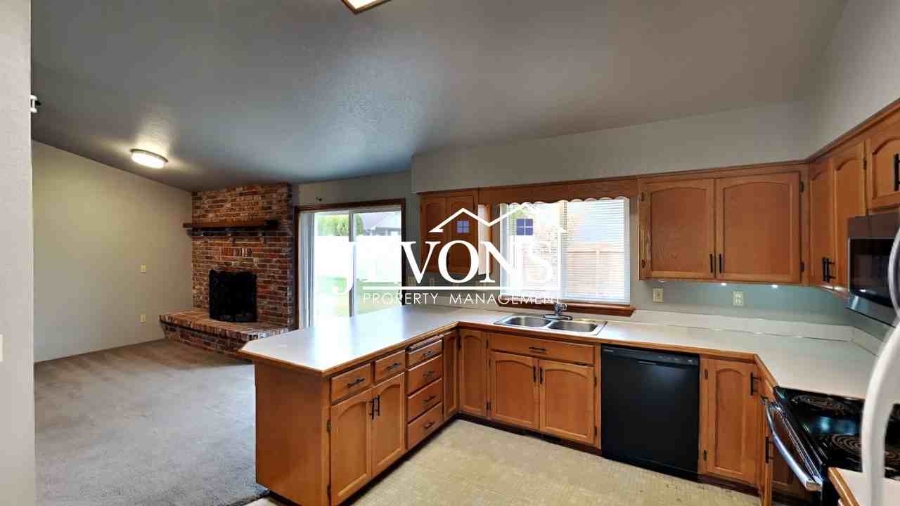 5607 Bristol Way - Photo 6 of 40