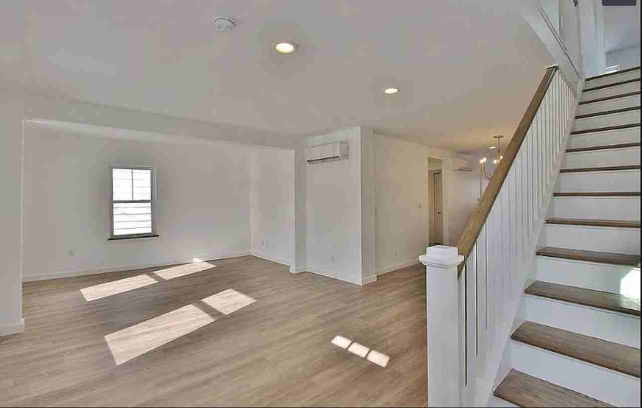 81 W Pierpont St - Photo 3 of 26