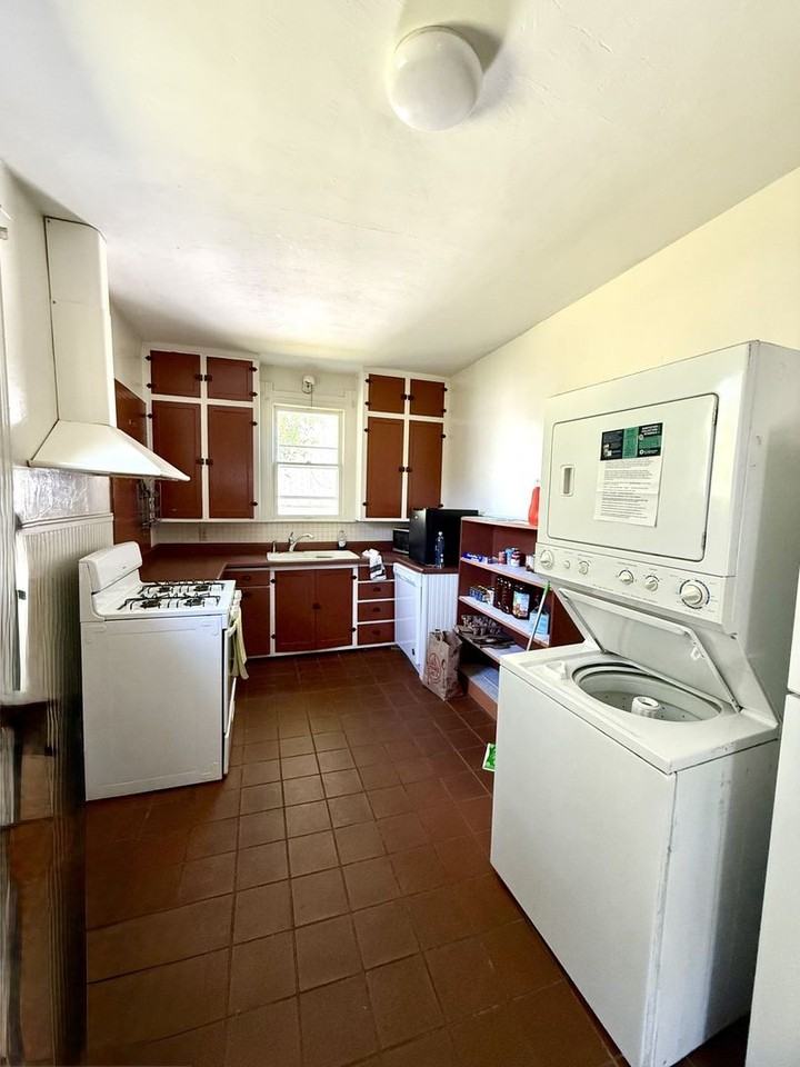 320 S Jackson St - Photo 4 of 8