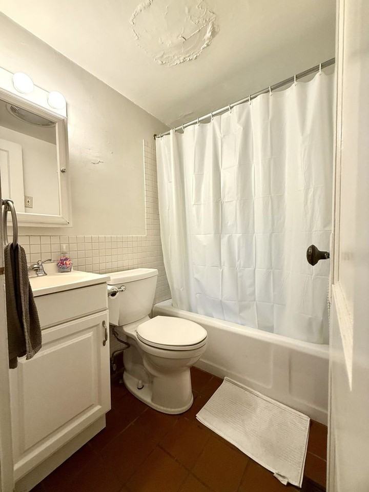 320 S Jackson St - Photo 7 of 8