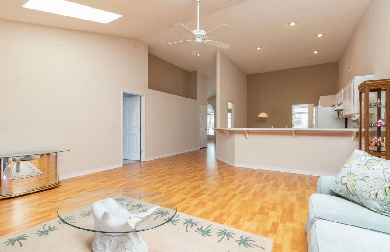 220 Hollowbrook Cir - Photo 4 of 24