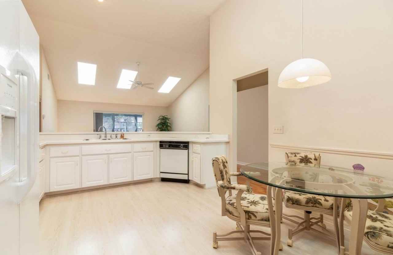 220 Hollowbrook Cir - Photo 6 of 24