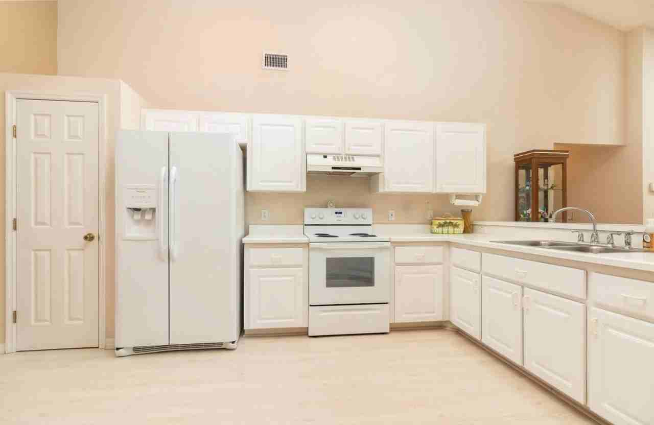 220 Hollowbrook Cir - Photo 7 of 24