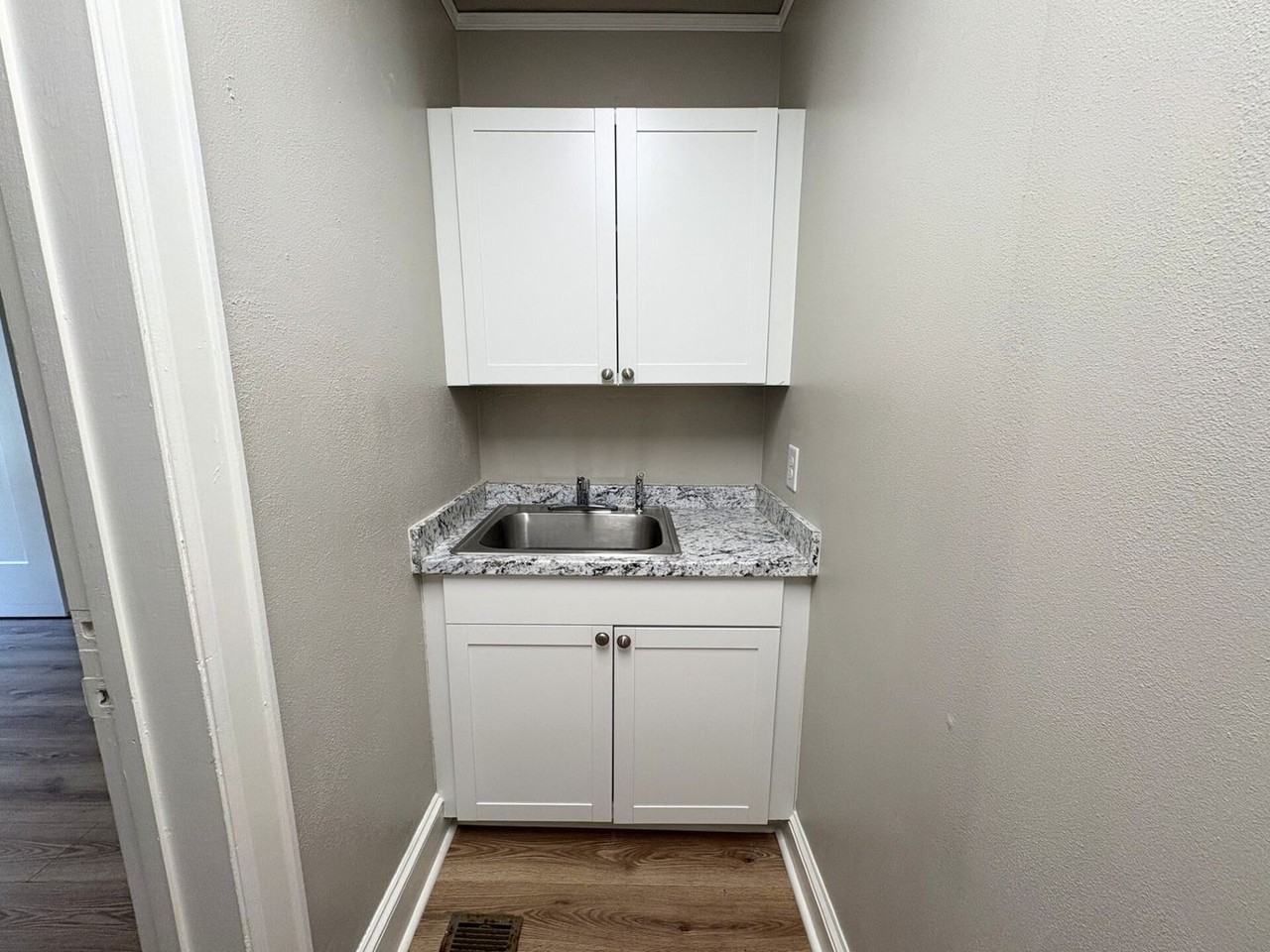 355 Sunset Dr - Photo 4 of 8