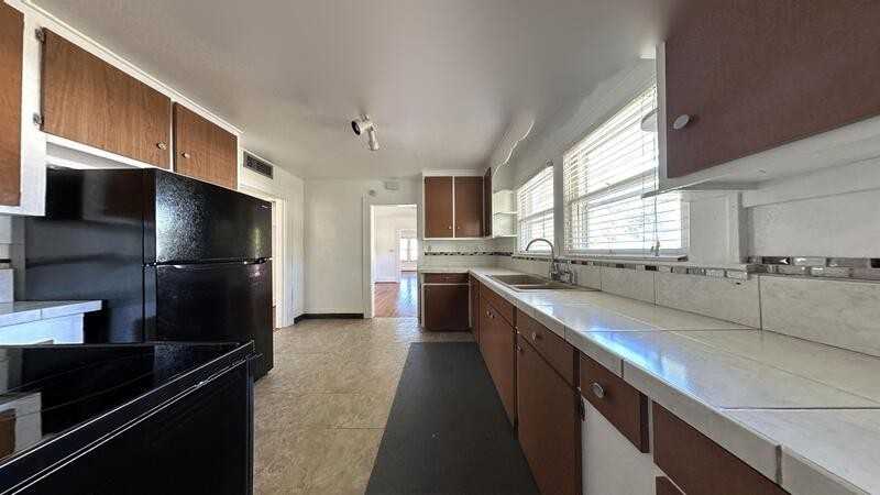 1013 23rd St W - Photo 5 of 37