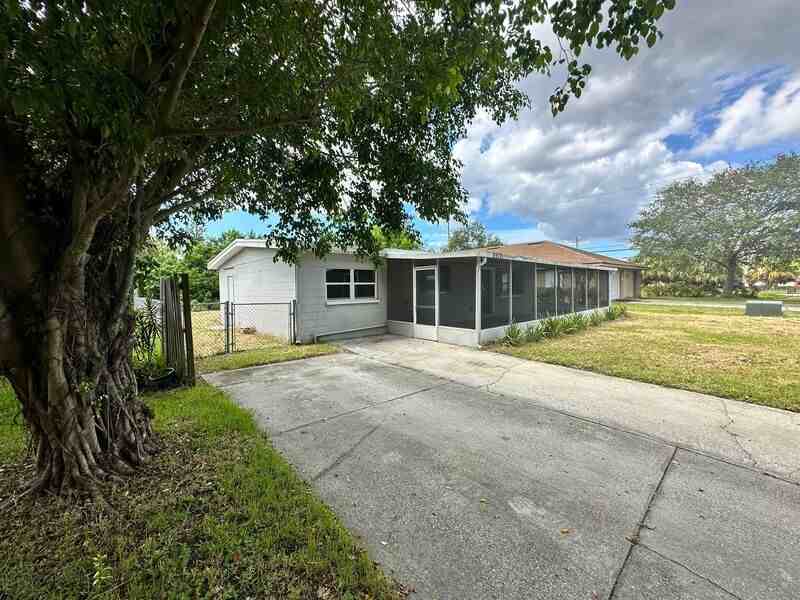 8972 67th St N - Photo 3 of 37