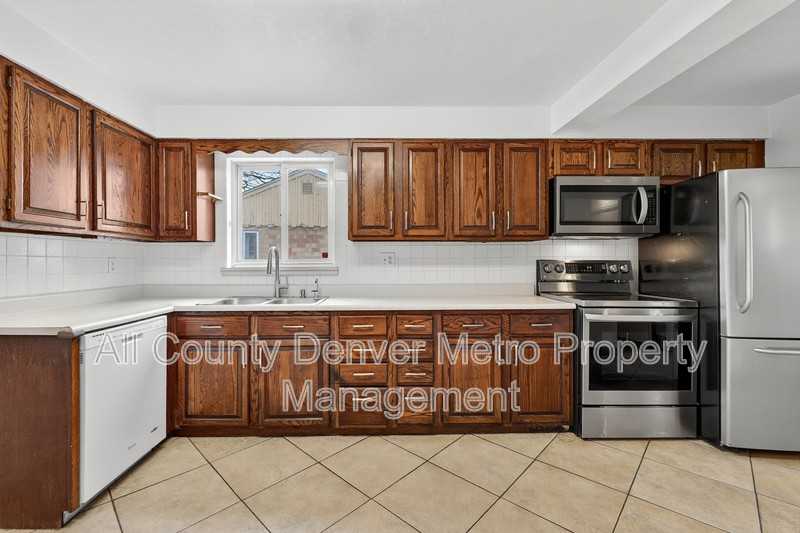 225 S Yates St - Photo 4 of 18