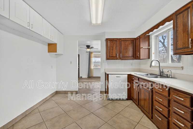 225 S Yates St - Photo 5 of 18